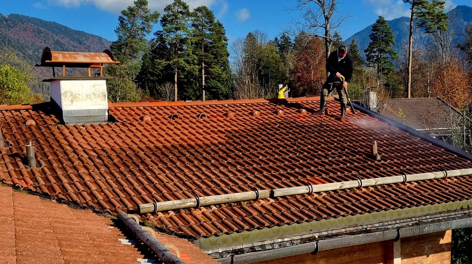 Reinigung des Daches mit einem Hochdruckreiniger