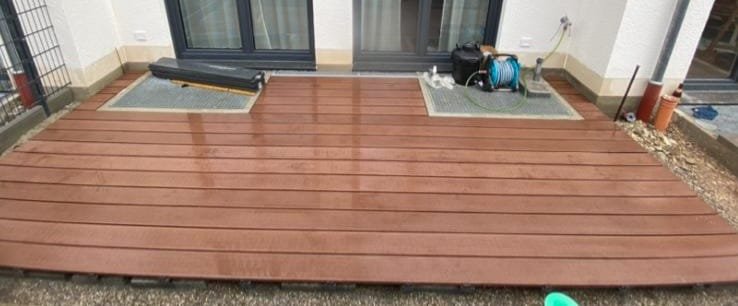 Montage von Holzterrassen im Außenbereich