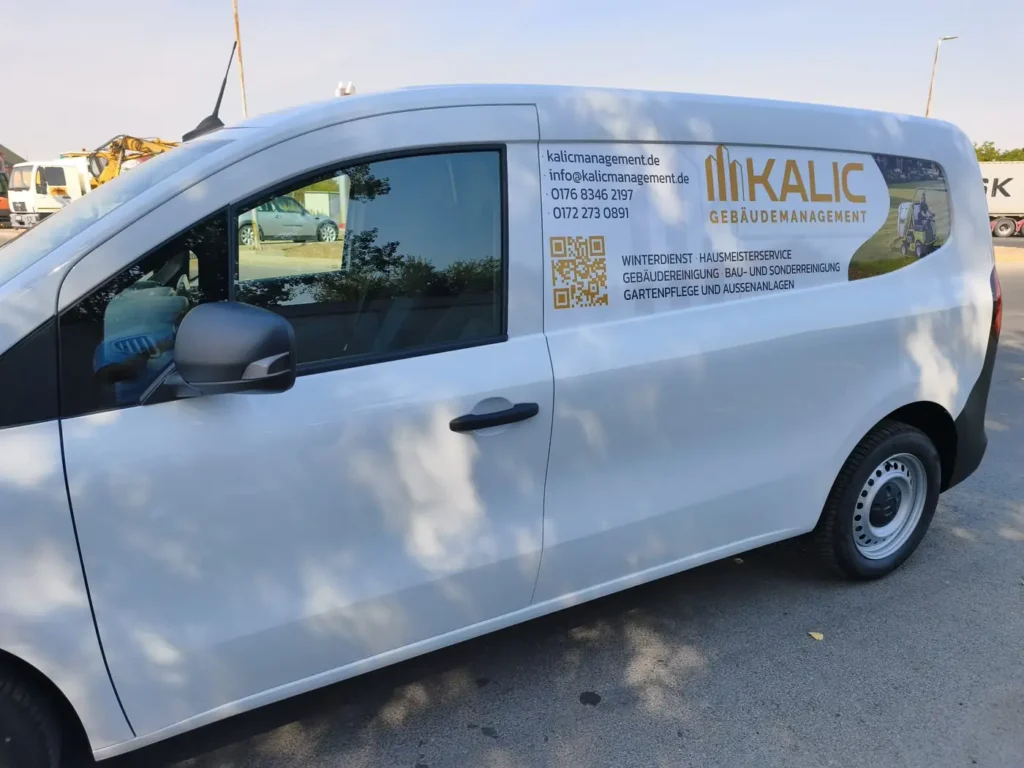 Firmenwagen von Kalic Gebäudemanagement mit Beschriftung der Leistungen